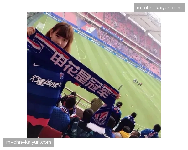 特写：看台上的父子，父亲向儿子展示自己珍藏的1998年冠军围巾